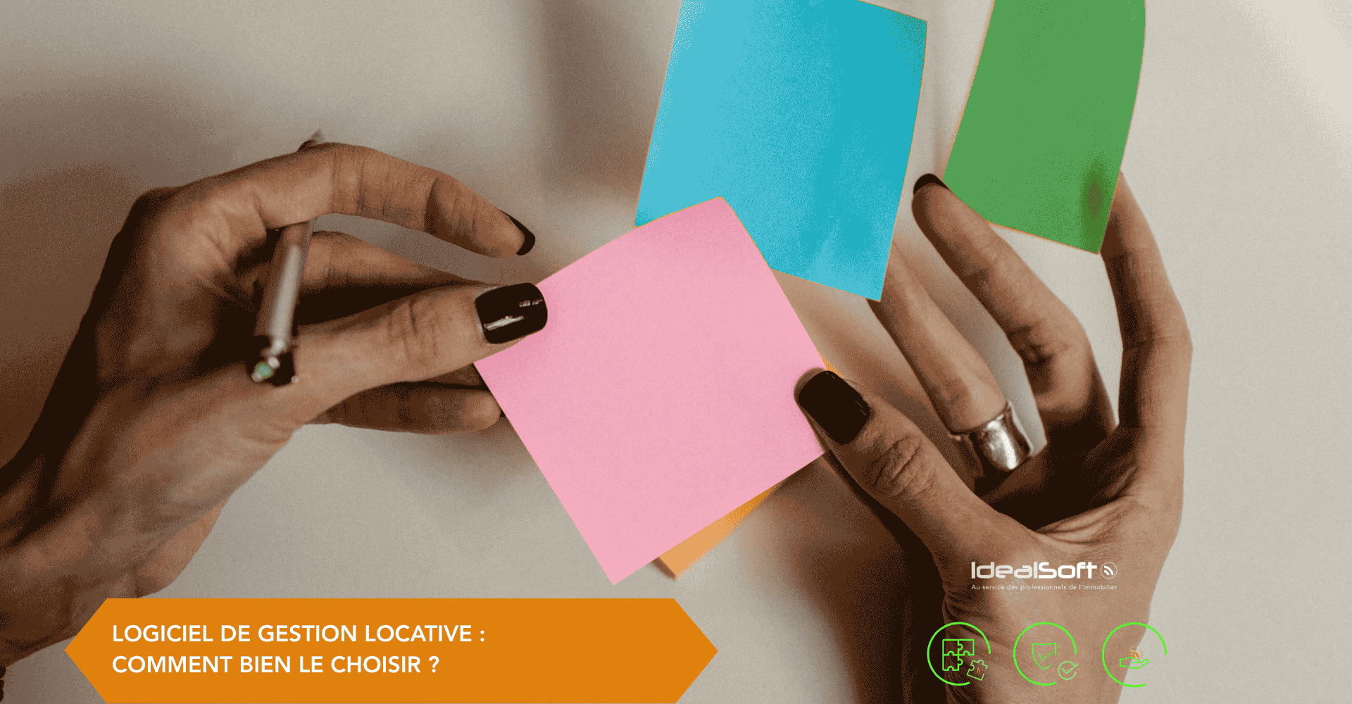 Main choisissant un post-it parmi quatre post-it de couleurs différentes, représentant la sélection d’un logiciel gérance et syndic