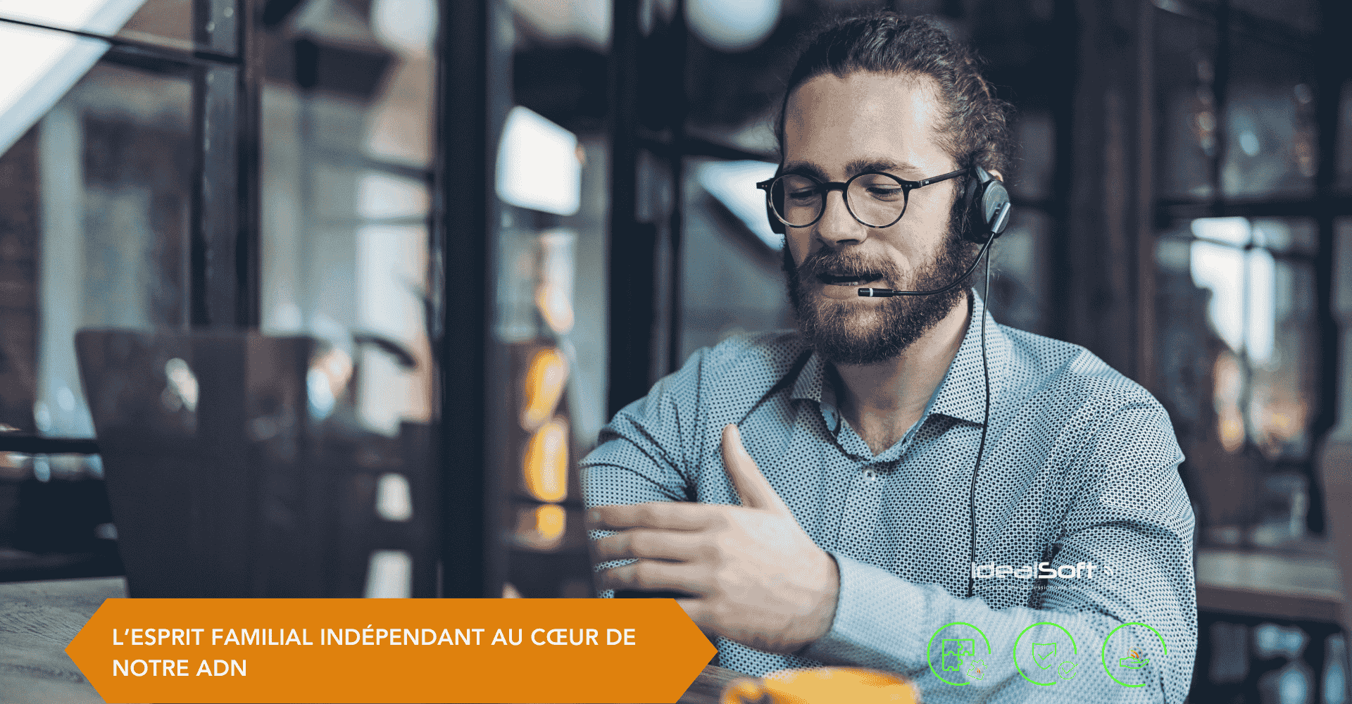 Homme de l’équipe hotline d’IdealSoft avec casque et ordinateur – L’esprit familial indépendant au cœur de notre ADN