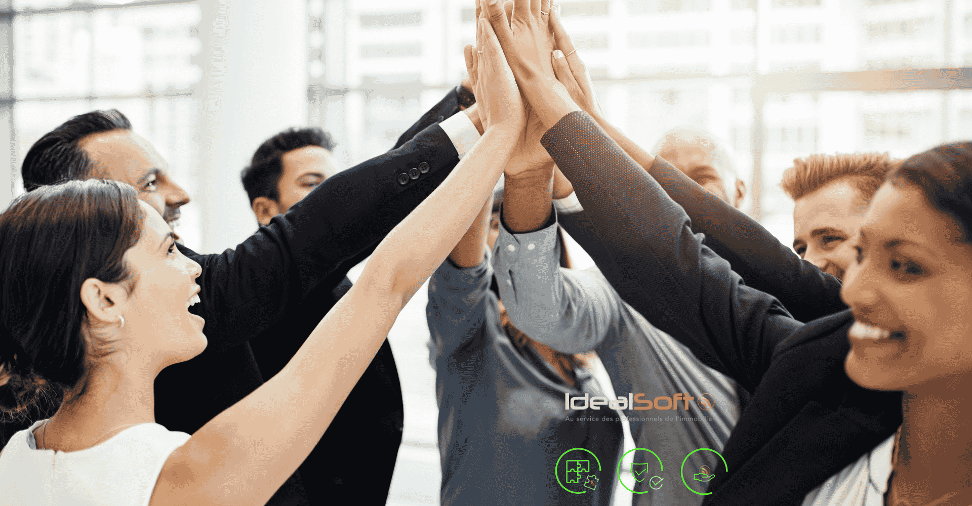 Équipe d'administrateurs de biens utilisant un logiciel immobilier pour collaborer efficacement et gagner en productivité.